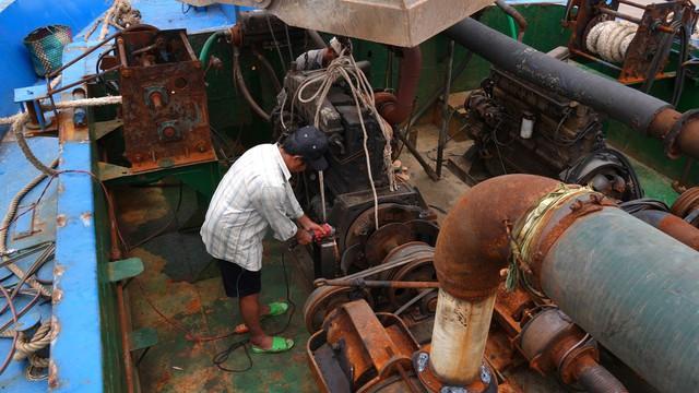 Đồng Tháp: phạt “cát tặc”, buộc tháo dỡ thiết bị hút cát khỏi tàu - Ảnh 2.