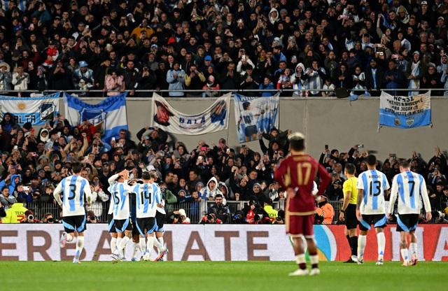 Messi ghi cú đúp trong trận đấu cuối vòng loại World Cup, CĐV Argentina càng tiếc nuối- Ảnh 2.