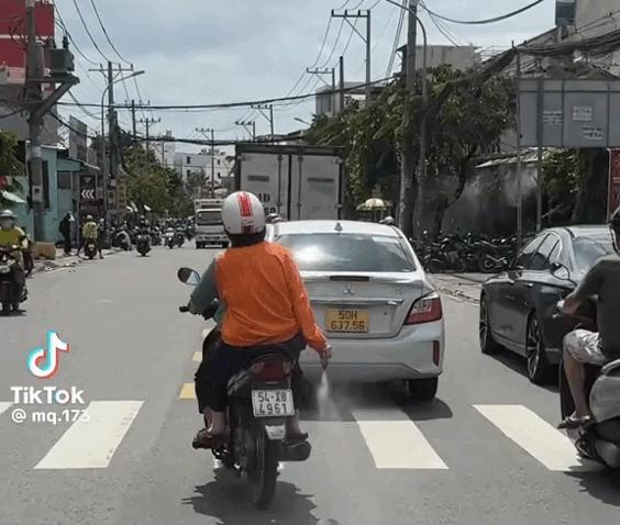 Người phụ nữ đi xe máy rải bột lạ gây hoang mang, CSGT TP.HCM xác minh clip - Ảnh 1.