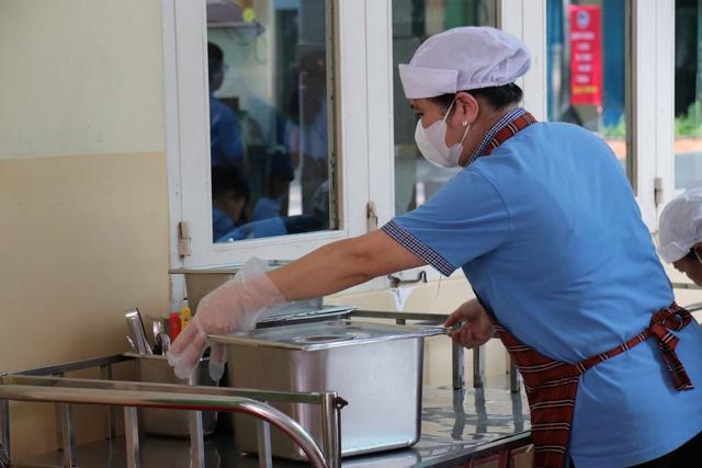 Bồi dưỡng cho cô bảo mẫu, đóng tiền lắp máy lạnh, có vi phạm gì không? - Ảnh 3.