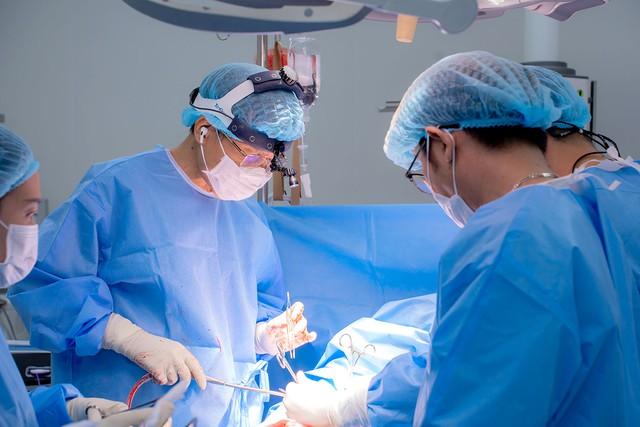 BS Vũ Hữu Vĩnh: 40 năm từ chiến trường đến chuyên gia Ngoại lồng ngực hàng đầu - Ảnh 2.