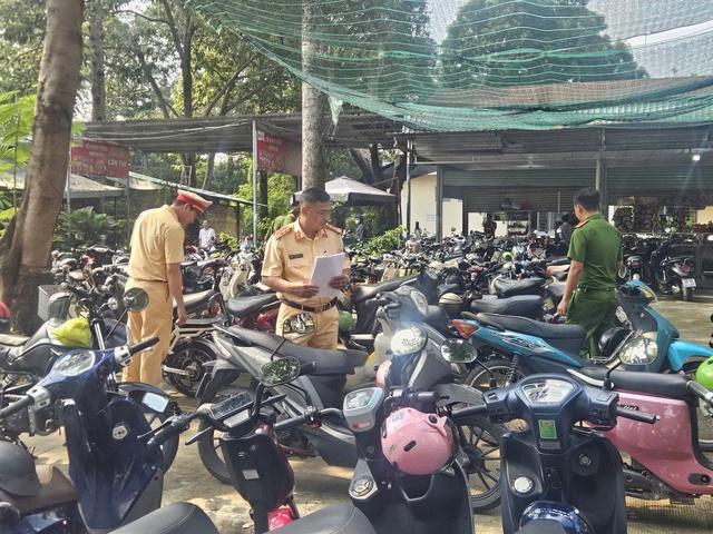 CSGT TP.HCM phạt nhiều phụ huynh 12 triệu vì để con không bằng lái chạy xe - Ảnh 2.