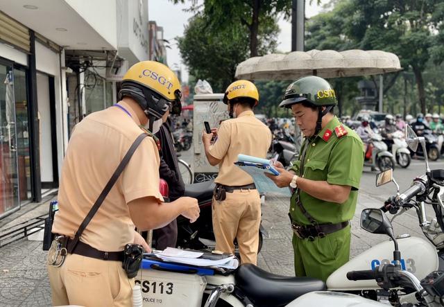 Công an phường, xã ở TP.HCM sẽ hỗ trợ CSGT dừng xe, xử lý vi phạm - Ảnh 1.