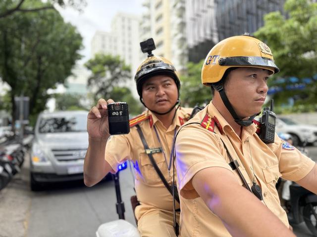 Cả trăm xe máy đi trên vỉa hè đường Hồ Văn Huê... cùng nhau 'dính' phạt nguội - Ảnh 5.
