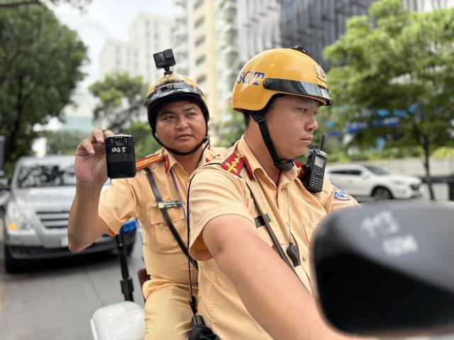 Đỗ xe trên vỉa hè chung cư, coi chừng bị CSGT phạt nguội nhiều lần - Ảnh 3.