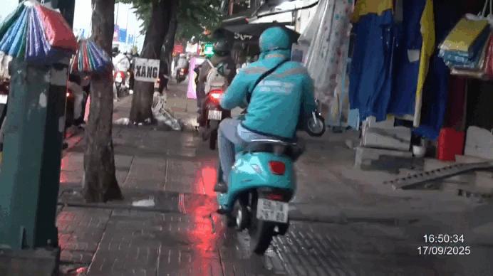Hàng loạt xe máy đi trên vỉa hè Bình Thạnh, Gò Vấp cũ bị CSGT phạt nguội - Ảnh 1.