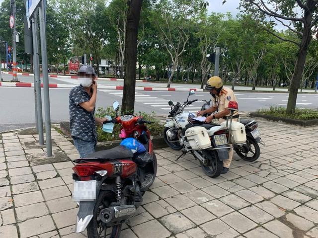 CSGT TP.HCM phạt nguội 132 xe máy đi trên vỉa hè đường Mai Chí Thọ - Ảnh 1.