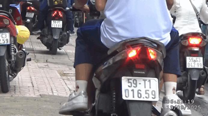 Cả trăm xe máy đi trên vỉa hè đường Hồ Văn Huê... cùng nhau 'dính' phạt nguội - Ảnh 1.