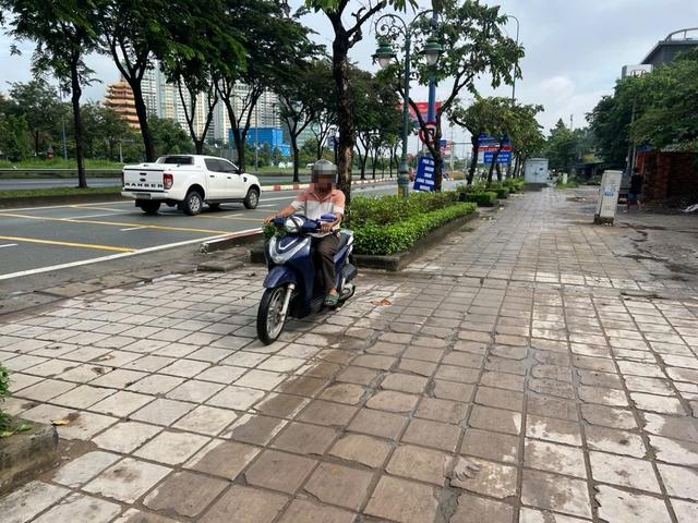 CSGT TP.HCM phạt nguội 132 xe máy đi trên vỉa hè đường Mai Chí Thọ - Ảnh 2.
