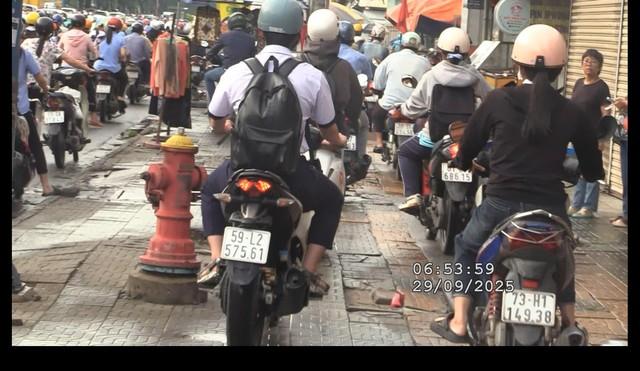 Tra cứu xe máy đi trên vỉa hè đường Trường Chinh bị CSGT TP.HCM phạt nguội  - Ảnh 1.