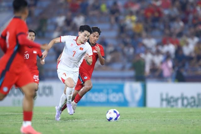 Văn Thuận tỏa sáng, U.23 Việt Nam chật vật nhưng rồi cũng giành trọn 3 điểm trước Singapore - Ảnh 2.