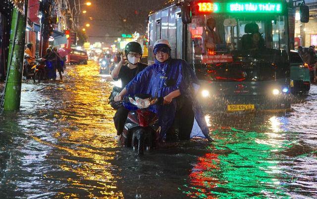 Sau cơn mưa dầm dề, thời tiết TP.HCM hôm nay dự báo mưa lớn từ trưa - Ảnh 2.