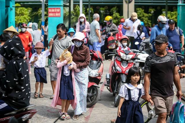Giờ tan học 'tréo ngoe', vợ chồng lục đục vì đưa đón con - Ảnh 2.