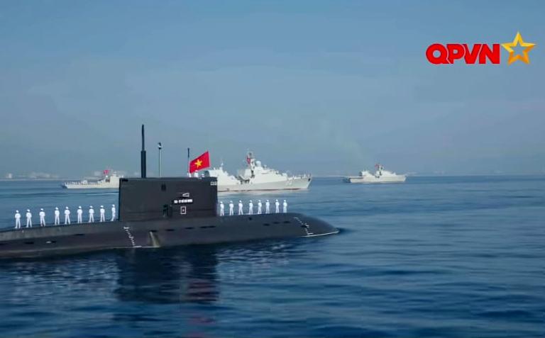 Tàu ngầm, tàu hộ vệ tên lửa sẵn sàng phô diễn sức mạnh diễu binh trên biển - Ảnh 1.