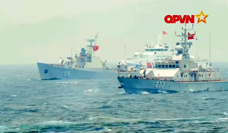Tàu ngầm, tàu hộ vệ tên lửa sẵn sàng phô diễn sức mạnh diễu binh trên biển - Ảnh 2.