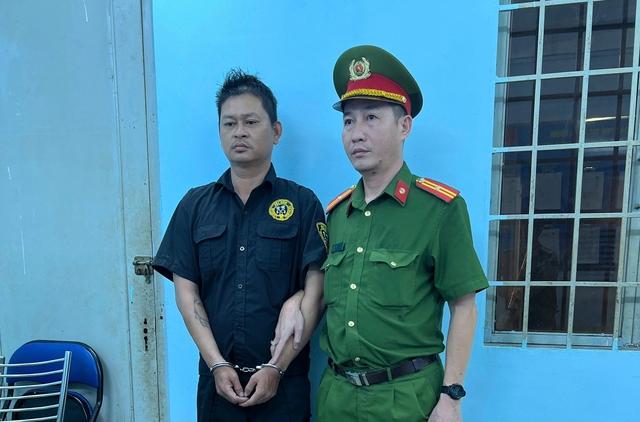 Công an TP.HCM bắt khẩn cấp kẻ say xỉn, đuổi đánh người đi đường- Ảnh 1.