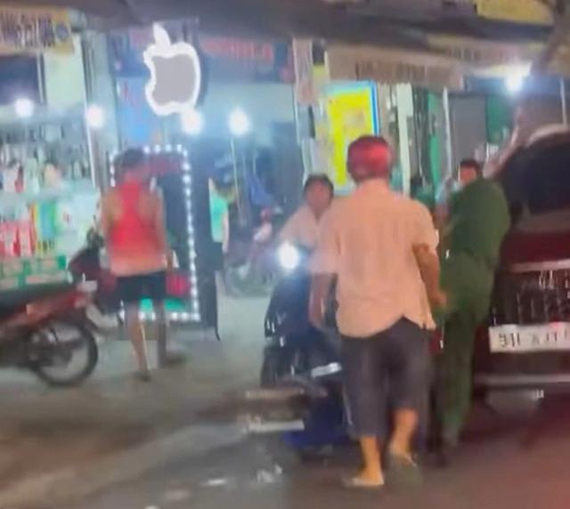 TP.HCM: Người đàn ông không chịu đo nồng độ cồn, tấn công tổ công tác- Ảnh 1.