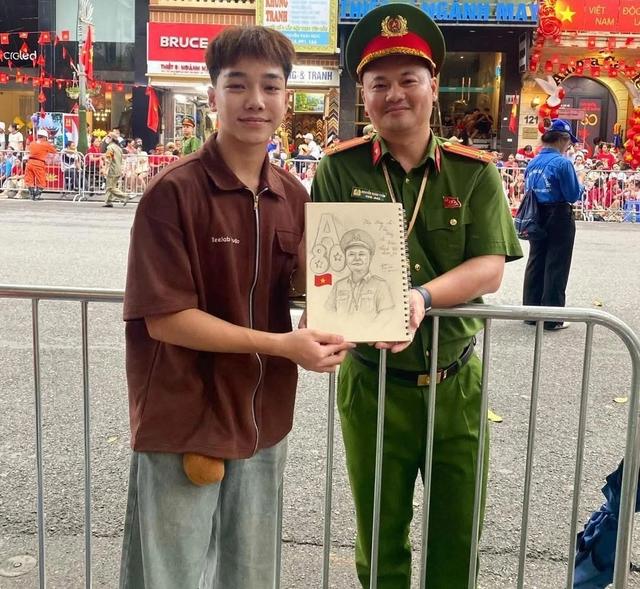 Chàng trai vẽ chân dung anh công an làm nhiệm vụ A80: Cái kết dễ thương - Ảnh 1.