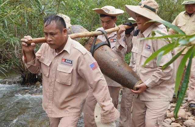Người dân phát hiện quả bom nặng 241 kg khi đi bắt cá ở Quảng Trị- Ảnh 2.