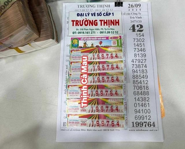 Khách trúng độc đắc 12 tỉ xổ số miền Nam, nhận tiền mặt lẫn chuyển khoản - Ảnh 1.