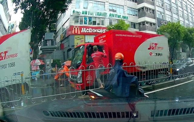 TP.HCM: Nhanh chóng bắt tài xế tấn công làm đồng nghiệp bị thương giữa đường- Ảnh 1.