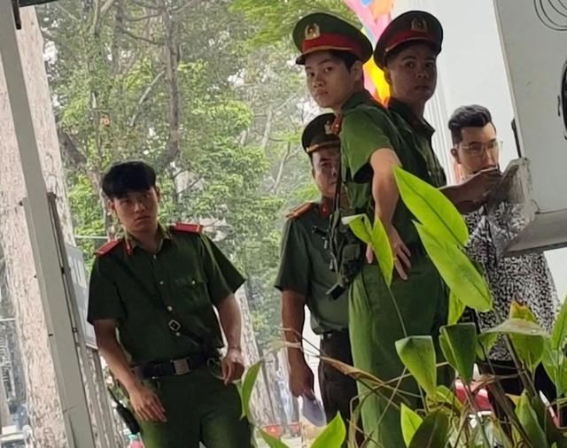 Ca sĩ Ưng Hoàng Phúc đến Công an TP.HCM làm việc- Ảnh 1.