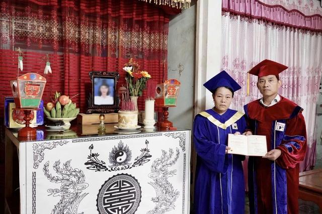 Khoảnh khắc nghẹn lòng: Mẹ nhận bằng tốt nghiệp thay con gái đã mất- Ảnh 1.