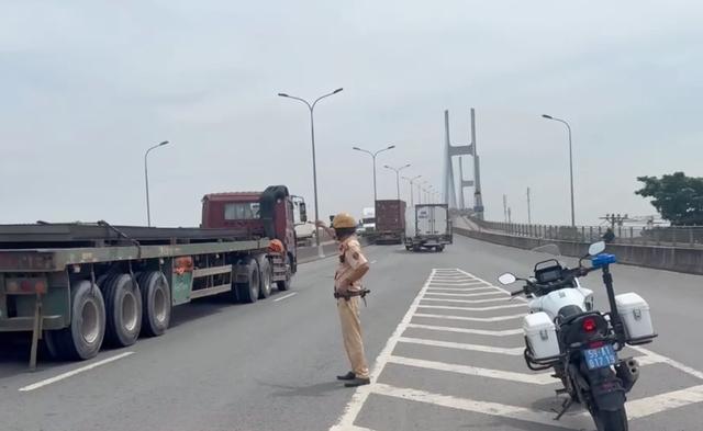 Điều chỉnh phân Làn đường Võ Chí Công cầu Phú Mỹ CSGT lưu ý người dân - Ảnh 2.