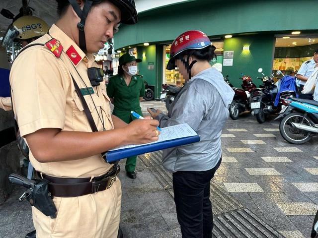 Chạy lên vỉa hè... cho nhanh, nhiều người bị CSGT TP.HCM phạt 5 triệu - Ảnh 4.