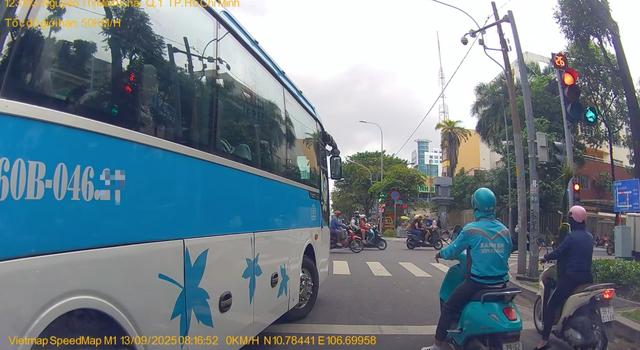 Xe khách dừng đèn đỏ ngang ngược bị người dân quay clip báo CSGT TP.HCM phạt - Ảnh 1.