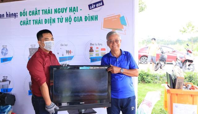 Người già, trẻ nhỏ cười khúc khích khi... đổi rác lấy quà- Ảnh 5.