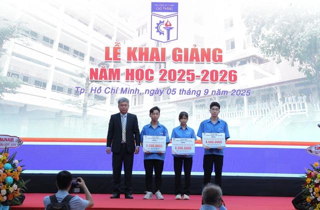 Khai giảng tại ngôi trường Bác Hồ từng học: Từ đam mê mạch điện đến thủ khoa - Ảnh 2.