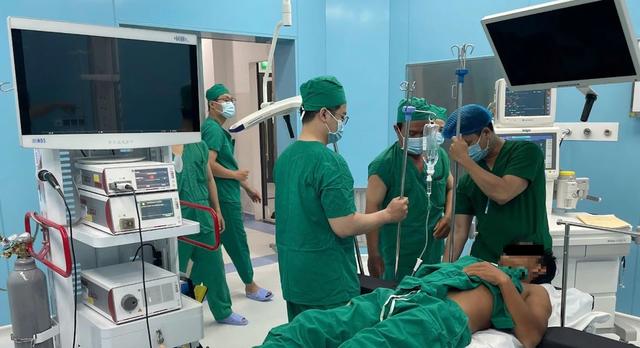 Người dân ở Côn Đảo được khám chữa bệnh không khác gì ở Bệnh viện Bình Dân- Ảnh 2.