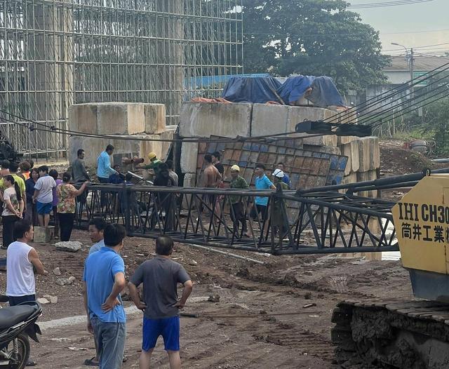 TP.HCM: Cần cẩu công trình Vành đai 3 sập, 2 công nhân thương vong - Ảnh 2.