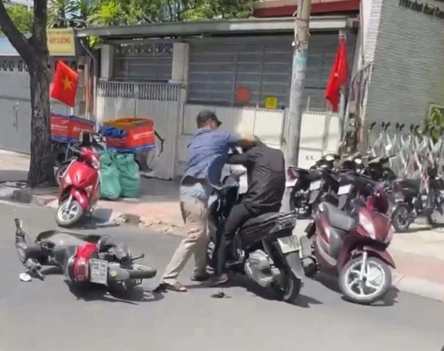 Công an TP.HCM bắt khẩn cấp kẻ say xỉn, đuổi đánh người đi đường- Ảnh 2.