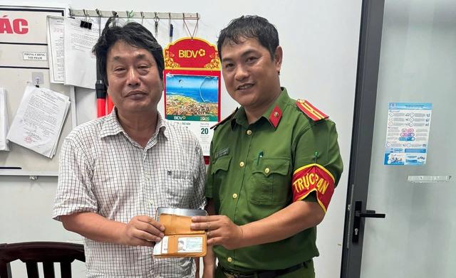 Du khách Hàn Quốc cảm ơn Công an Gia Lai vì giúp tìm lại tài sản - Ảnh 1.