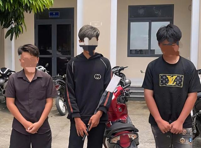 Cầm mã tấu đi đến trường học hẹn đánh nhau thì bị CSGT TP.HCM bắt giữ- Ảnh 1.