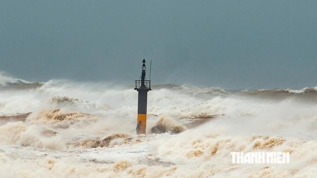 Bão số 10: Sử dụng drone tìm kiếm 3 thuyền viên mất tích ở vùng biển Quảng Trị- Ảnh 2.
