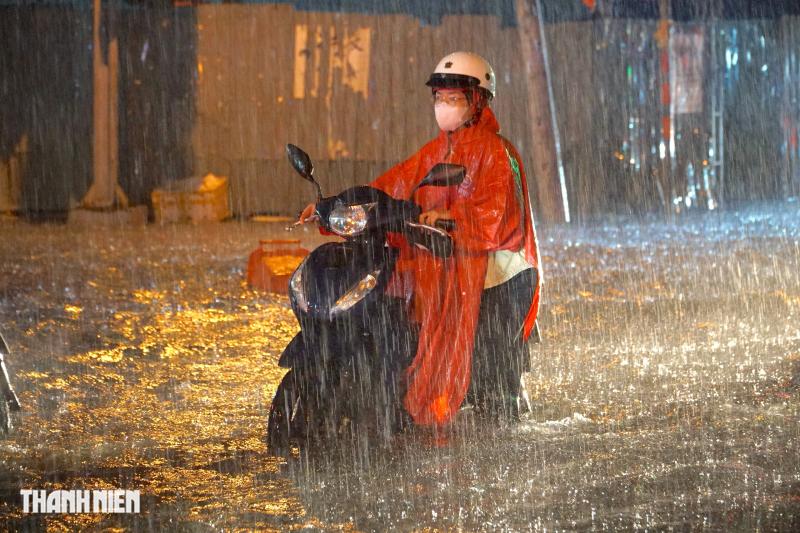 Mưa lớn, đường ngập hơn 2 tiếng, người dân bị kẹt trên đường về nhà  - Ảnh 1.