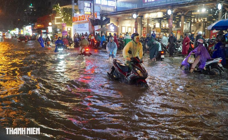 Mưa lớn, đường ngập hơn 2 tiếng, người dân bị kẹt trên đường về nhà  - Ảnh 2.