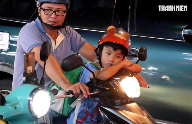 Người xe chen chúc trong nút thắt cổ chai ở khu Nam TP.HCM- Ảnh 9.