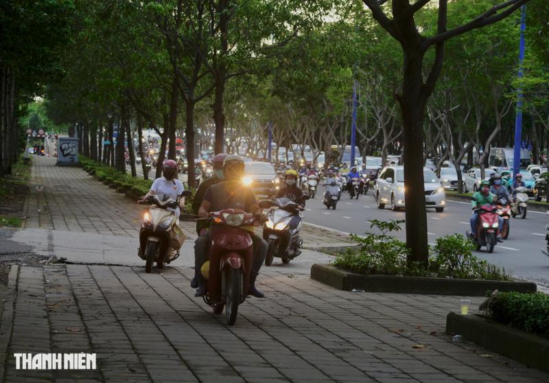 Khó tin: Xe máy chạy 'rần rần' lên vỉa hè sắp mở làn riêng cho xe đạp - Ảnh 2.