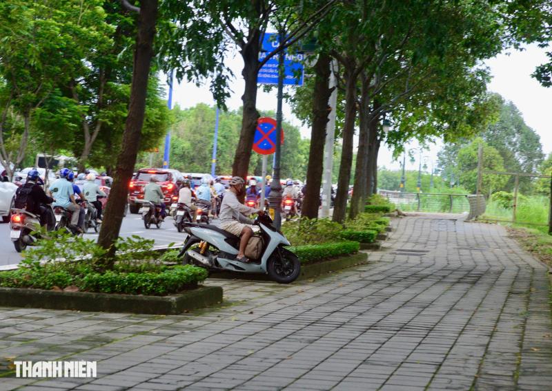 Khó tin: Xe máy chạy 'rần rần' lên vỉa hè sắp mở làn riêng cho xe đạp - Ảnh 3.