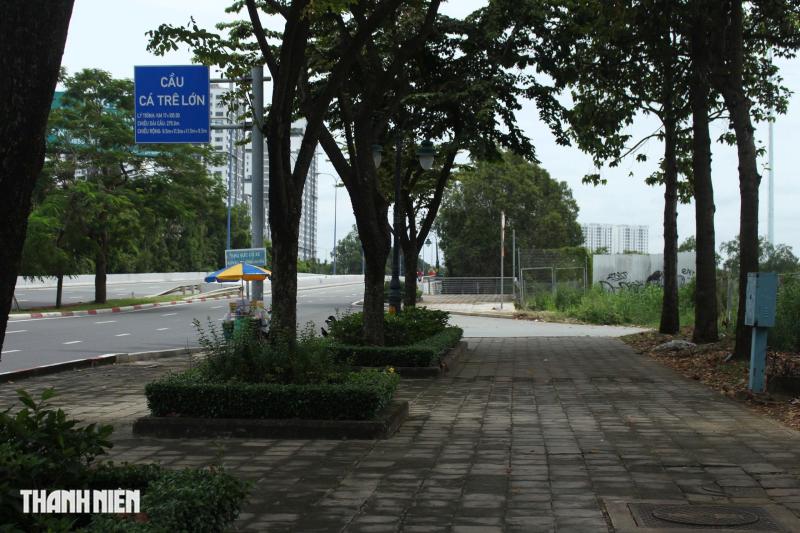 Cận cảnh đường có làn riêng cho xe đạp ở TP.HCM: Rộng và mát mẻ - Ảnh 2.