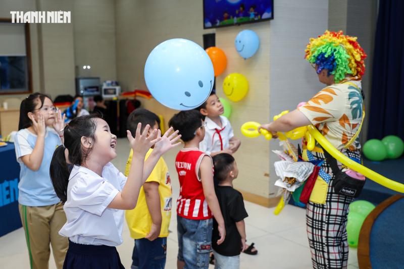 Nụ cười trẻ thơ sáng bừng đêm hội Trung thu ở tòa soạn Báo Thanh Niên- Ảnh 2.