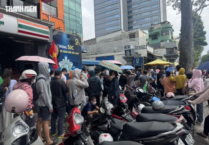 Thức trắng đêm, nhịn ăn, xếp hàng 15 tiếng chưa mua được vàng- Ảnh 9.