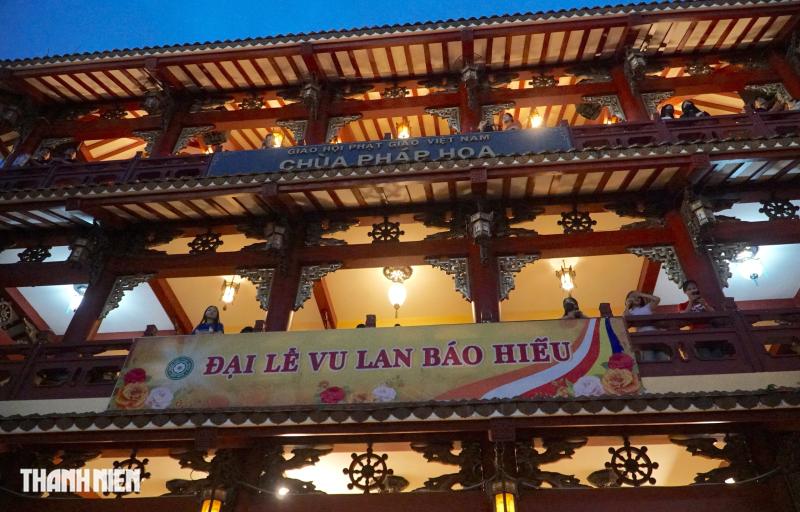 Lễ Vu Lan 2025: Dòng người về các chùa ở TP.HCM cầu an, báo hiếu - Ảnh 8.