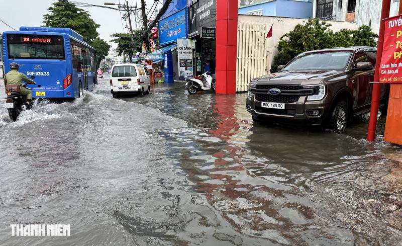 Mưa lớn giữa trưa ở TP.HCM, đường Nguyễn Duy Trinh ngập nước kéo dài- Ảnh 3.