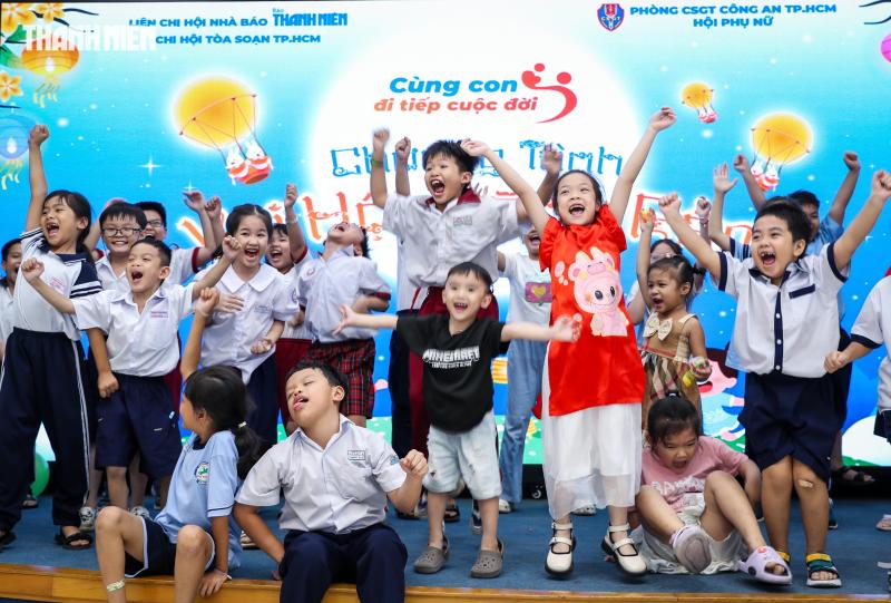 Nụ cười trẻ thơ sáng bừng đêm hội Trung thu ở tòa soạn Báo Thanh Niên- Ảnh 5.