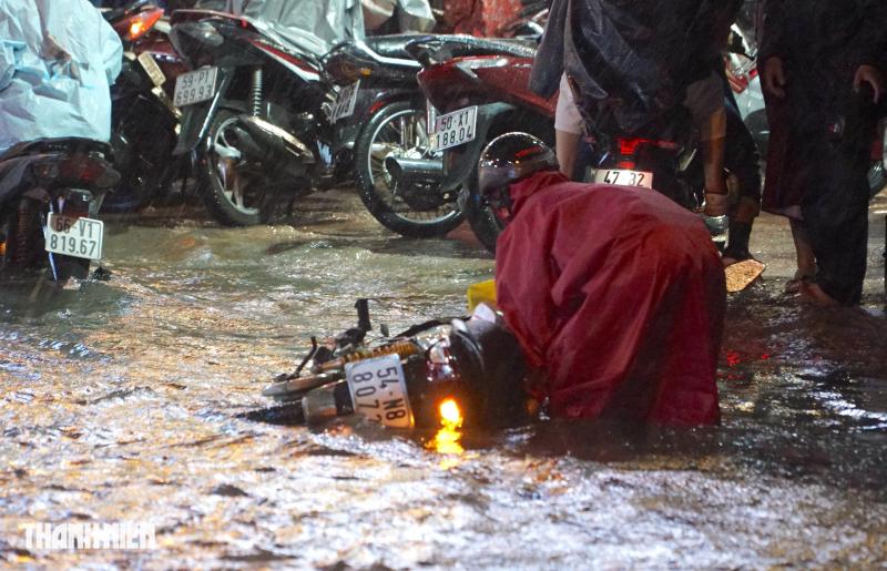 Mưa lớn, đường ngập hơn 2 tiếng, người dân bị kẹt trên đường về nhà  - Ảnh 7.